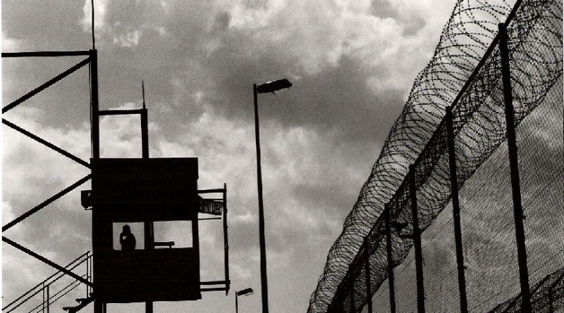 Spanische Grenze, Stacheldrahtzaum und Aufsichtsturm