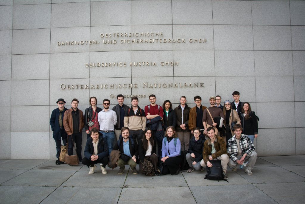 Gruppenfoto: Die WIPOL Steiermark vor der Oesterreichischen Nationalbank (OeNB)